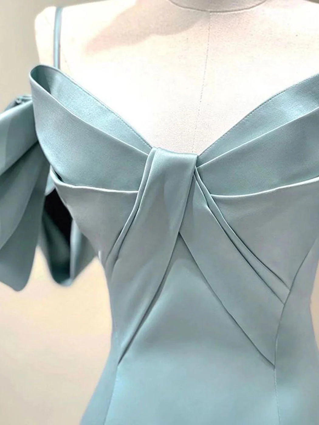 Vestidos de fiesta largos de satén azul con tirantes finos y corte A